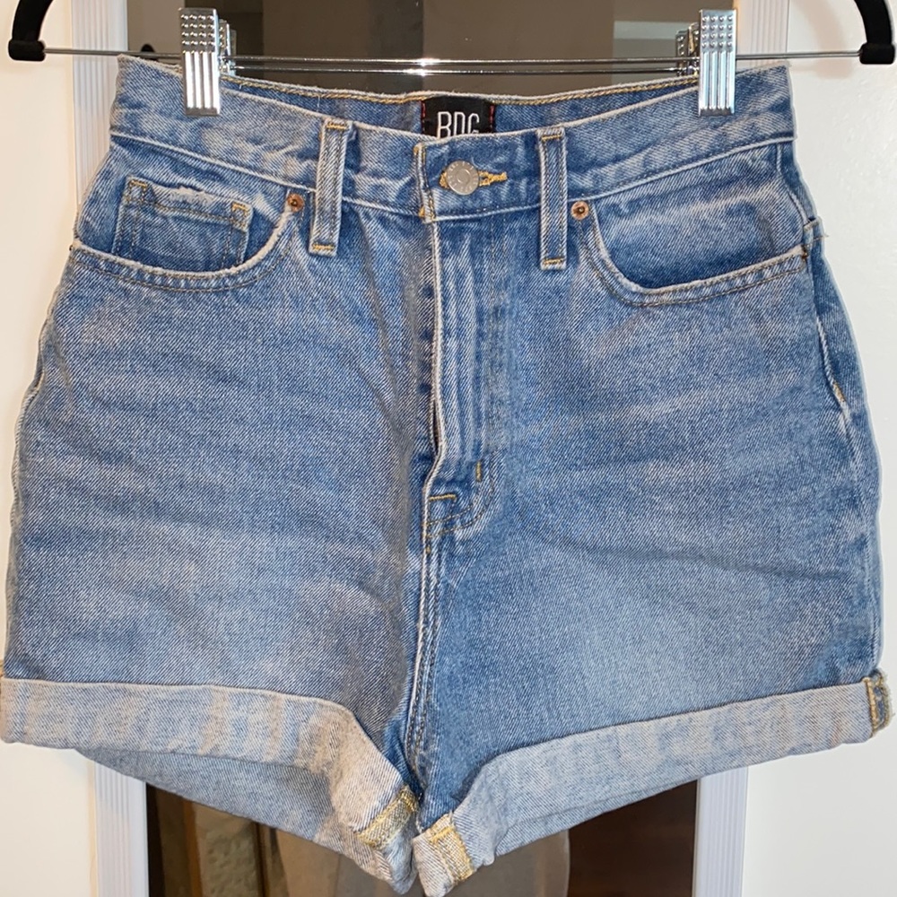 Urban Outfitters mom high rise denim shorts size 25